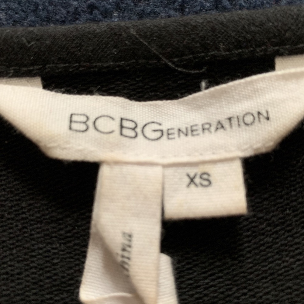 BCBGeneration Cropped Top - Picture 2 of 4